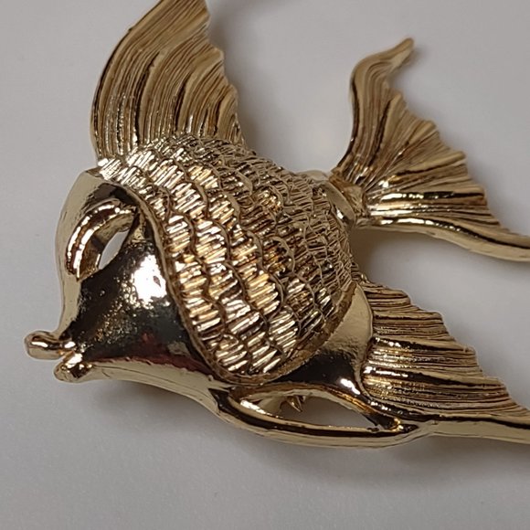 Vintage Gold Tone Angelfish Brooch - Picture 5 of 13